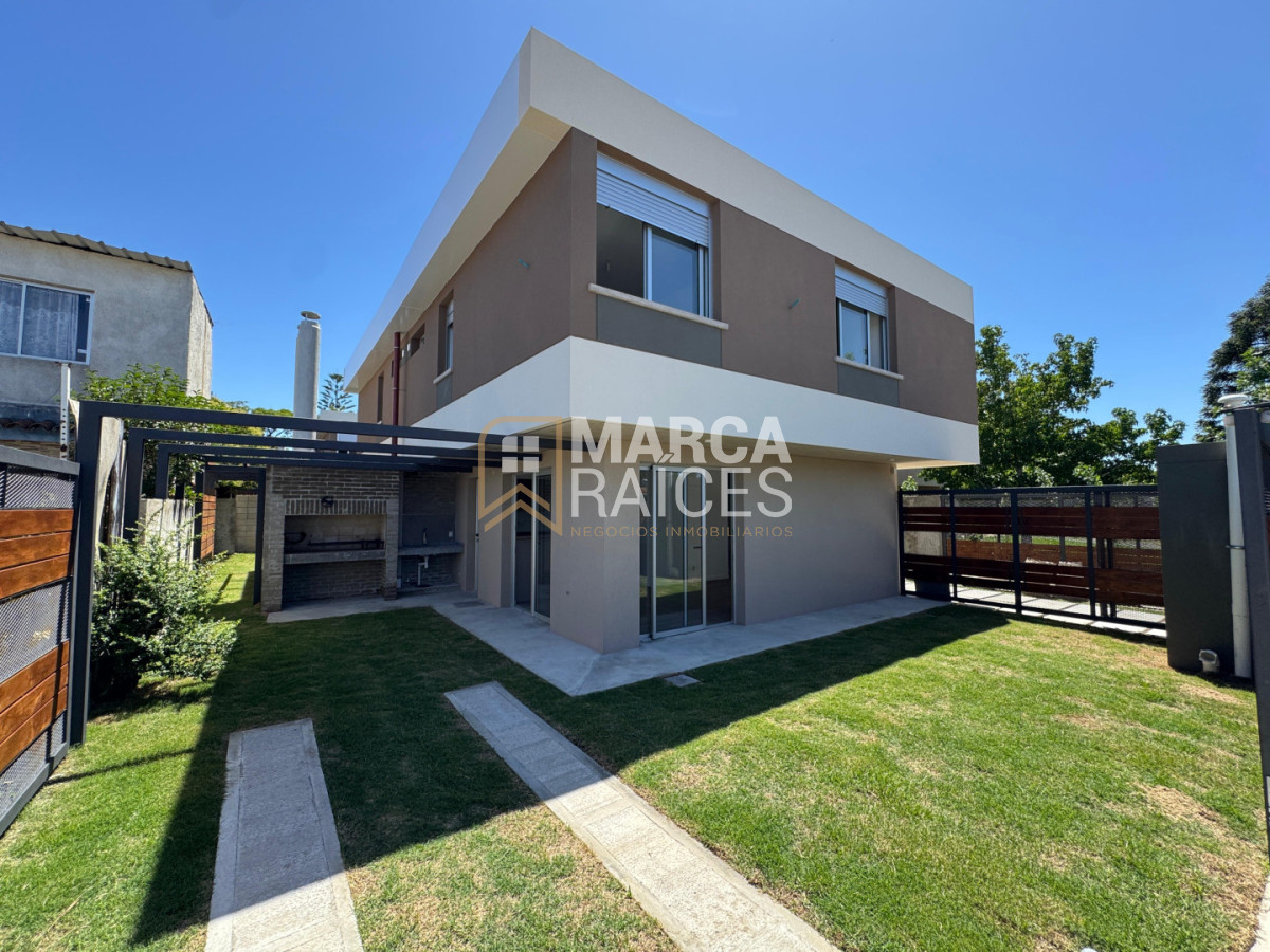 Casa ID.1810 - Venta Casa 3 Dormitorios en Ciudad de la Costa - Jardín Privado - Ley de Vivienda Promovida Aptas Banco Cochera Doble Canelones