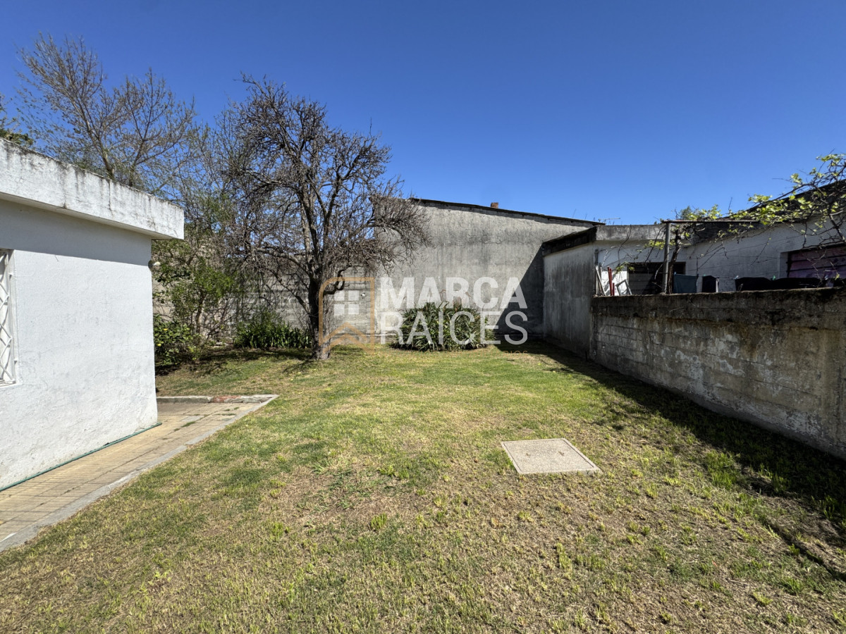 Casa ID.2763 - Venta Casa 4 Dormitorios Las Acacias, a una cuadra y media de Av. General Flores Montevideo