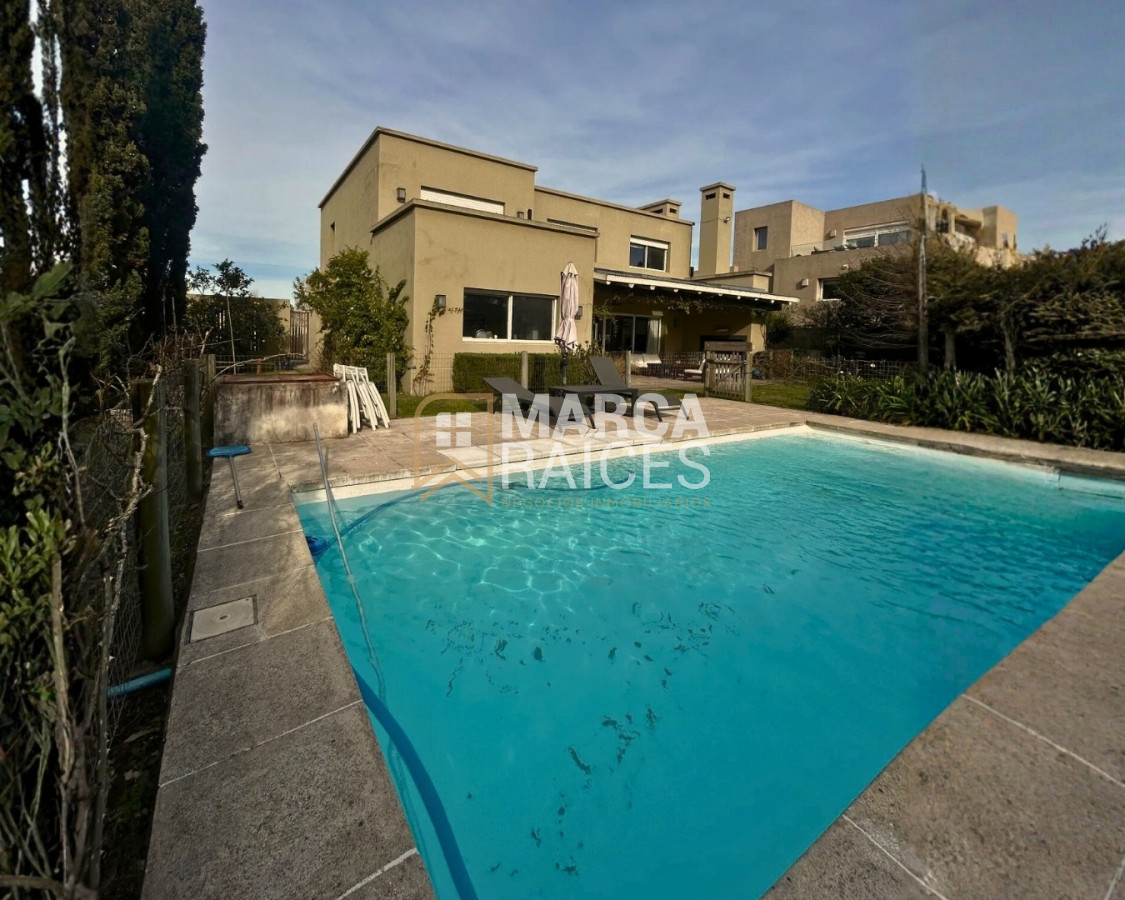 Casa ID.1800 - Casa en Venta Premium de 2 Pisos 4 Dormitorios 4 Baños Doble Garage Altos de La Tahona