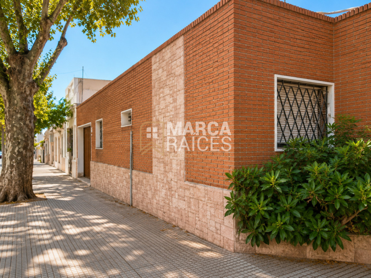 Casa ID.2027 - Venta Casa 3 Dormitorios 2 Baños Garage Patio Parrillero La Comercial Montevideo