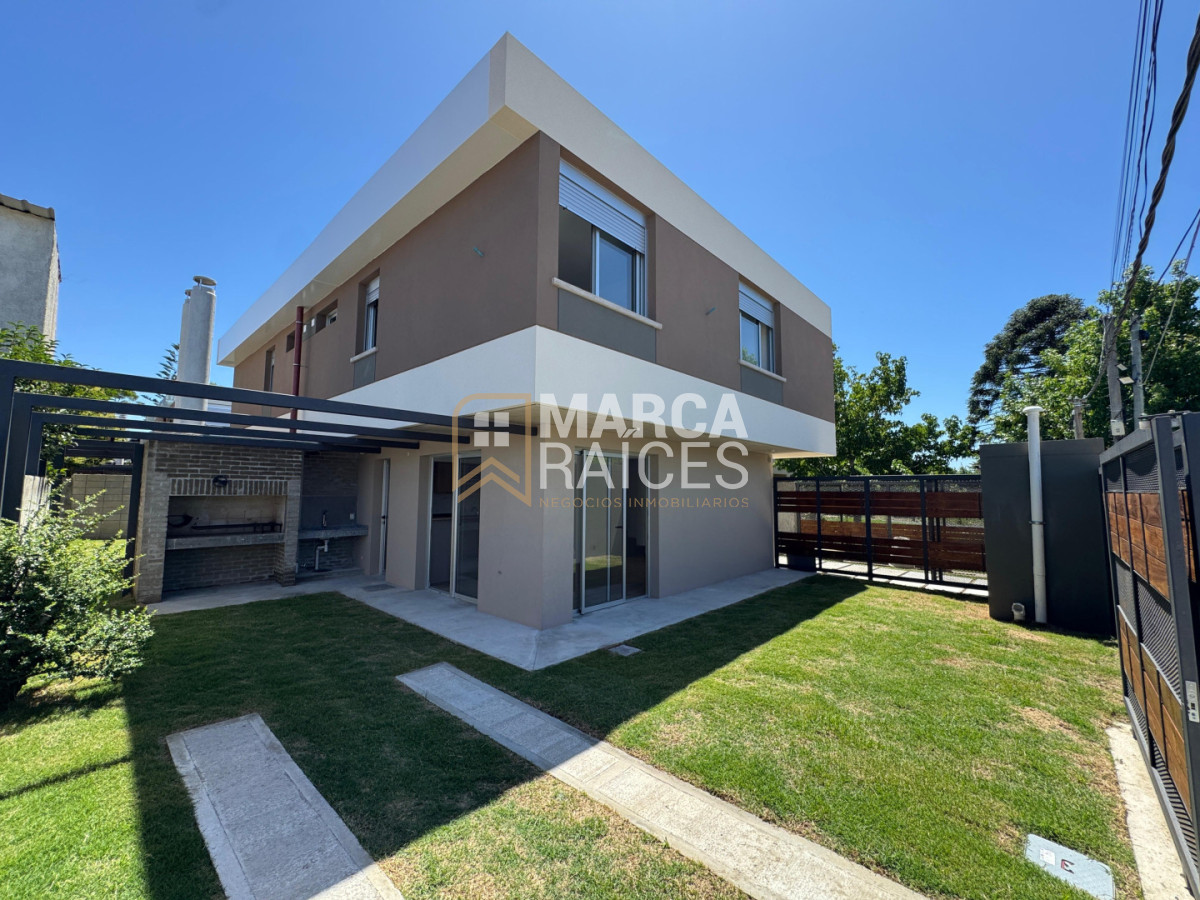 Casa ID.1810 - Venta Casa 3 Dormitorios en Ciudad de la Costa - Jardín Privado - Ley de Vivienda Promovida Aptas Banco Cochera Doble Canelones