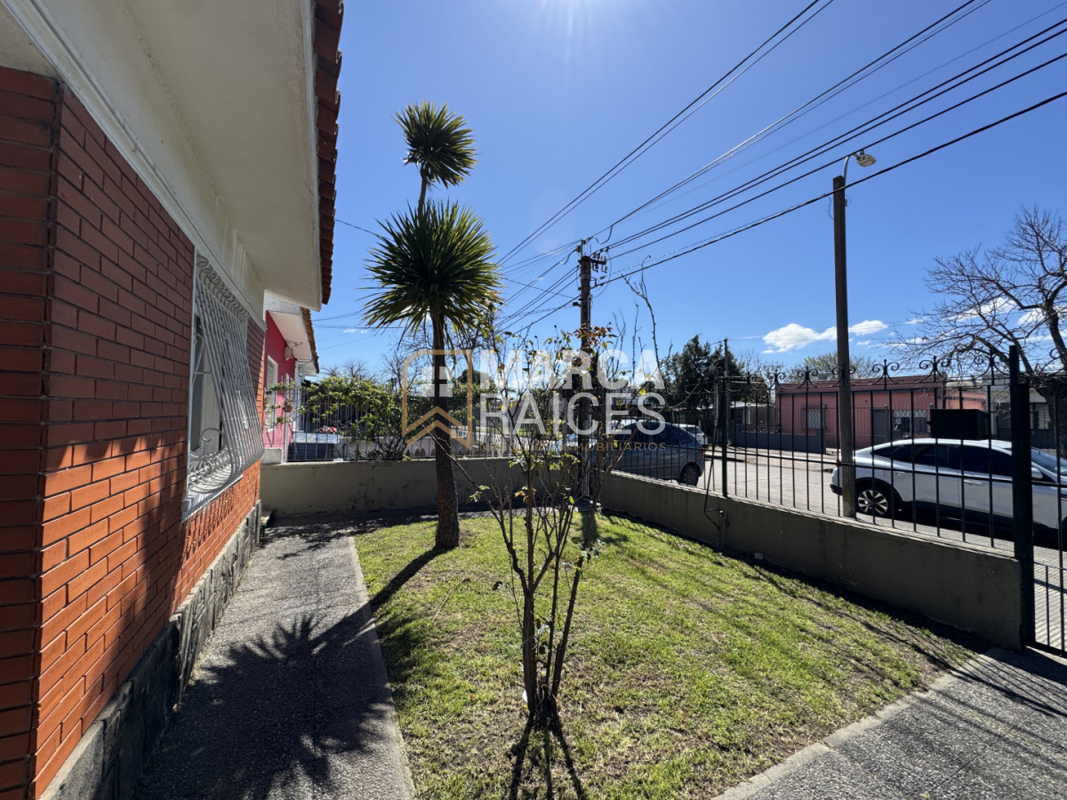 Casa ID.2763 - Venta Casa 4 Dormitorios Las Acacias, a una cuadra y media de Av. General Flores Montevideo