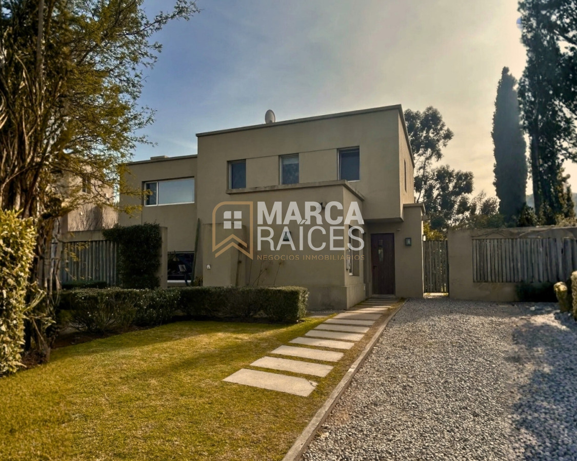 Casa ID.1800 - Casa en Venta Premium de 2 Pisos 4 Dormitorios 4 Baños Doble Garage Altos de La Tahona