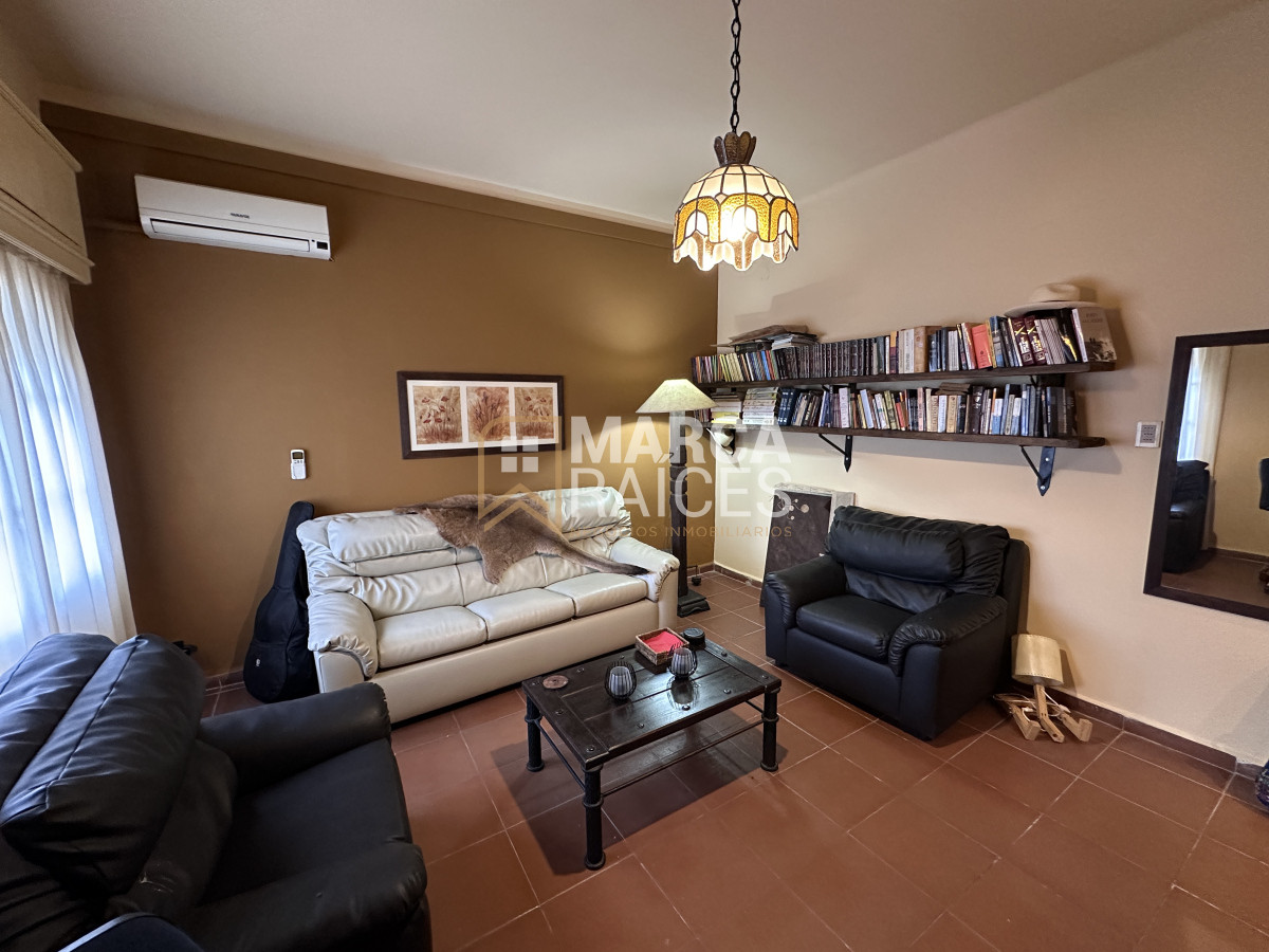 Casa ID.1076 - Casa En Venta 2 Plantas Unica Con Esta Construccion Equipada Terreno 950 m2 Mucha Seguridad Posibilidad de 2 Casas Piedras Blancas Montevideo