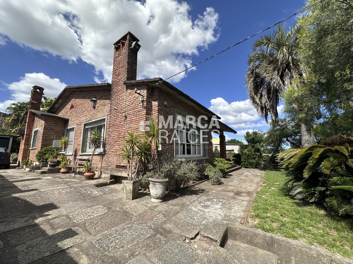 Casa ID.1076 - Casa En Venta 2 Plantas Unica Con Esta Construccion Equipada Terreno 950 m2 Mucha Seguridad Posibilidad de 2 Casas Piedras Blancas Montevideo