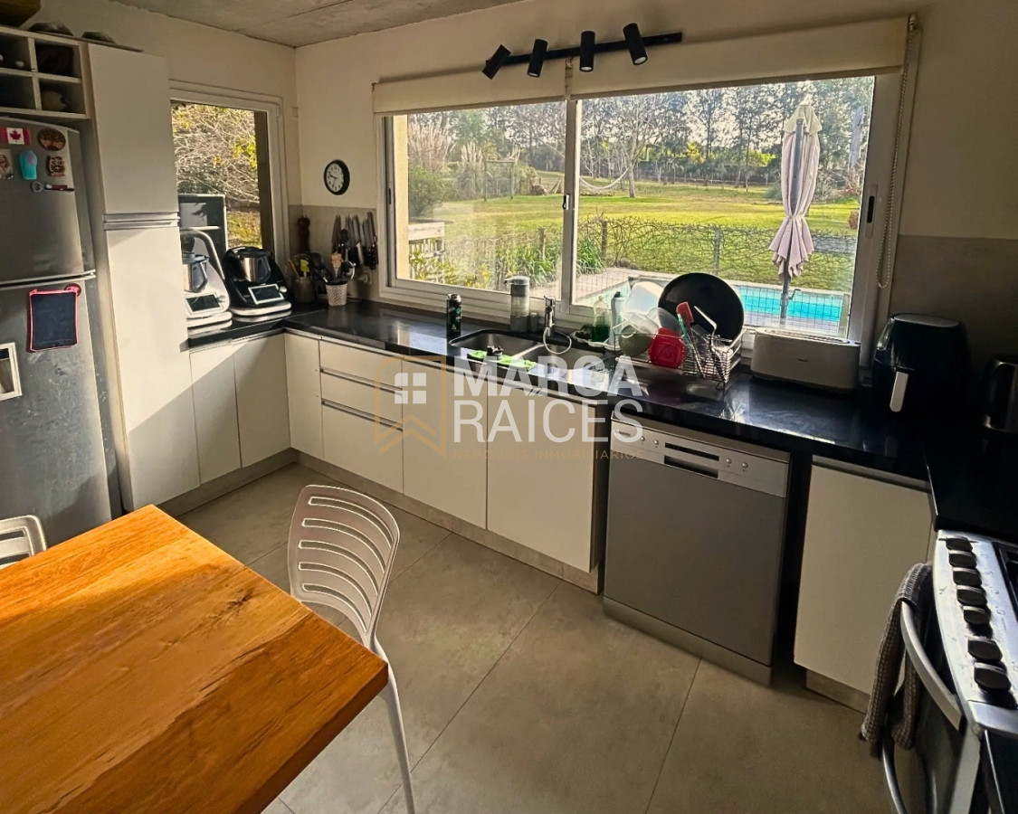 Casa ID.1800 - Casa en Venta Premium de 2 Pisos 4 Dormitorios 4 Baños Doble Garage Altos de La Tahona