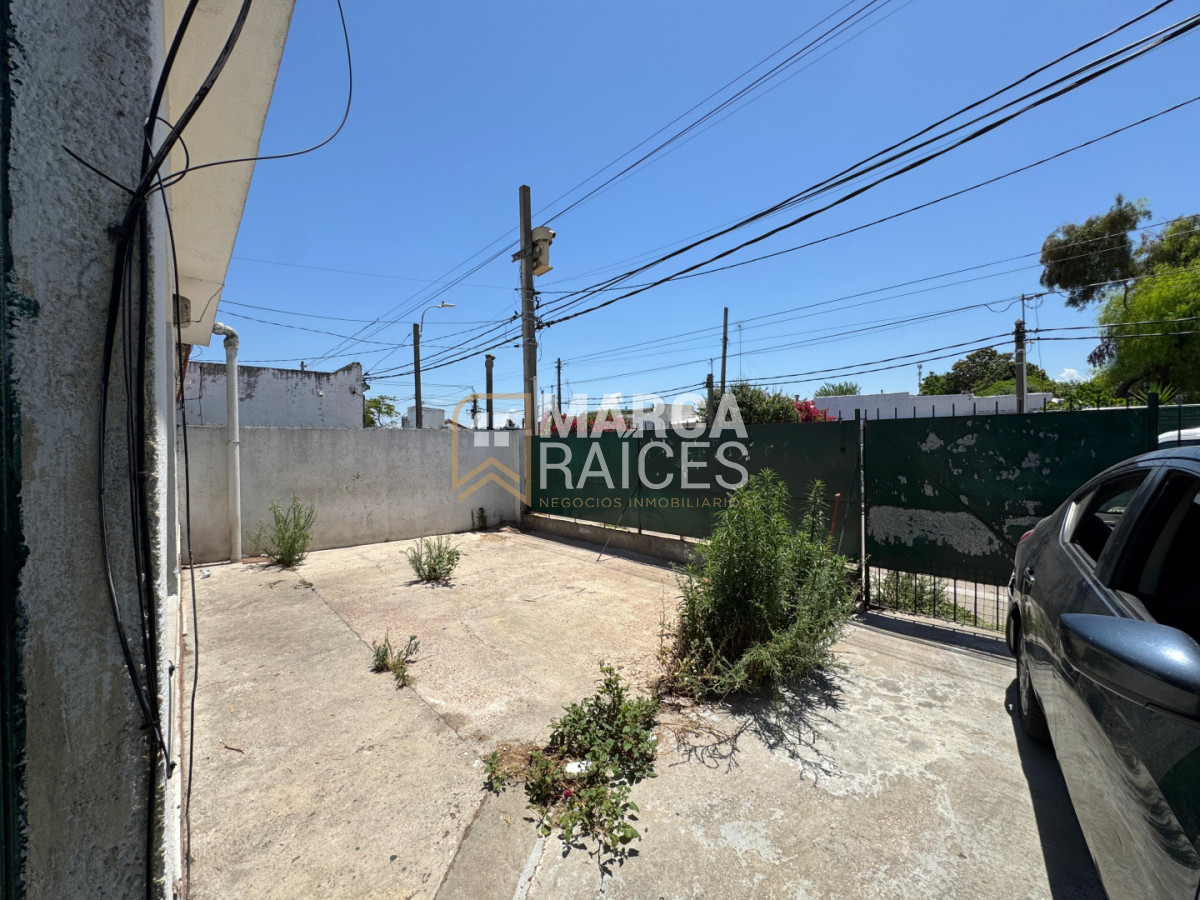 Casa ID.1776 - Alquiler Casa 3 Dormitorios Cocina Definida Living Amplio con Estufa a Leña Cochera Las Acacias Montevideo