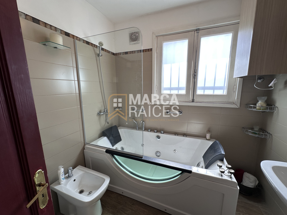 Casa ID.1076 - Casa En Venta 2 Plantas Unica Con Esta Construccion Equipada Terreno 950 m2 Mucha Seguridad Posibilidad de 2 Casas Piedras Blancas Montevideo