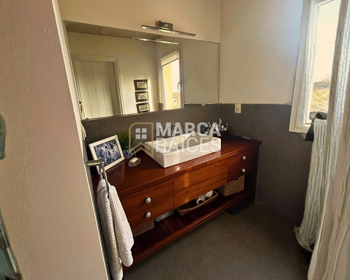 Casa ID.1800 - Casa en Venta Premium de 2 Pisos 4 Dormitorios 4 Baños Doble Garage Altos de La Tahona