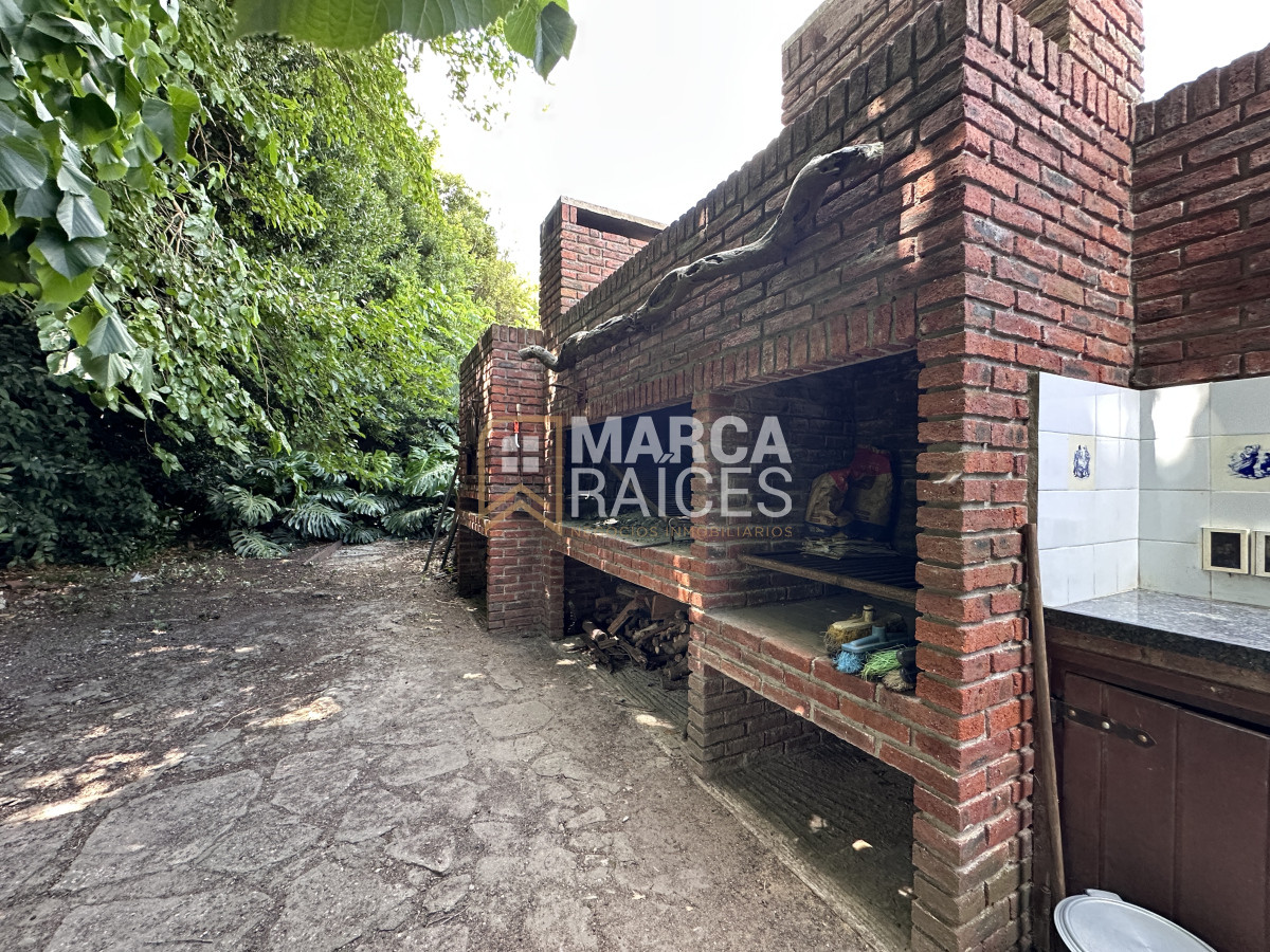 Casa ID.1076 - Casa En Venta 2 Plantas Unica Con Esta Construccion Equipada Terreno 950 m2 Mucha Seguridad Posibilidad de 2 Casas Piedras Blancas Montevideo