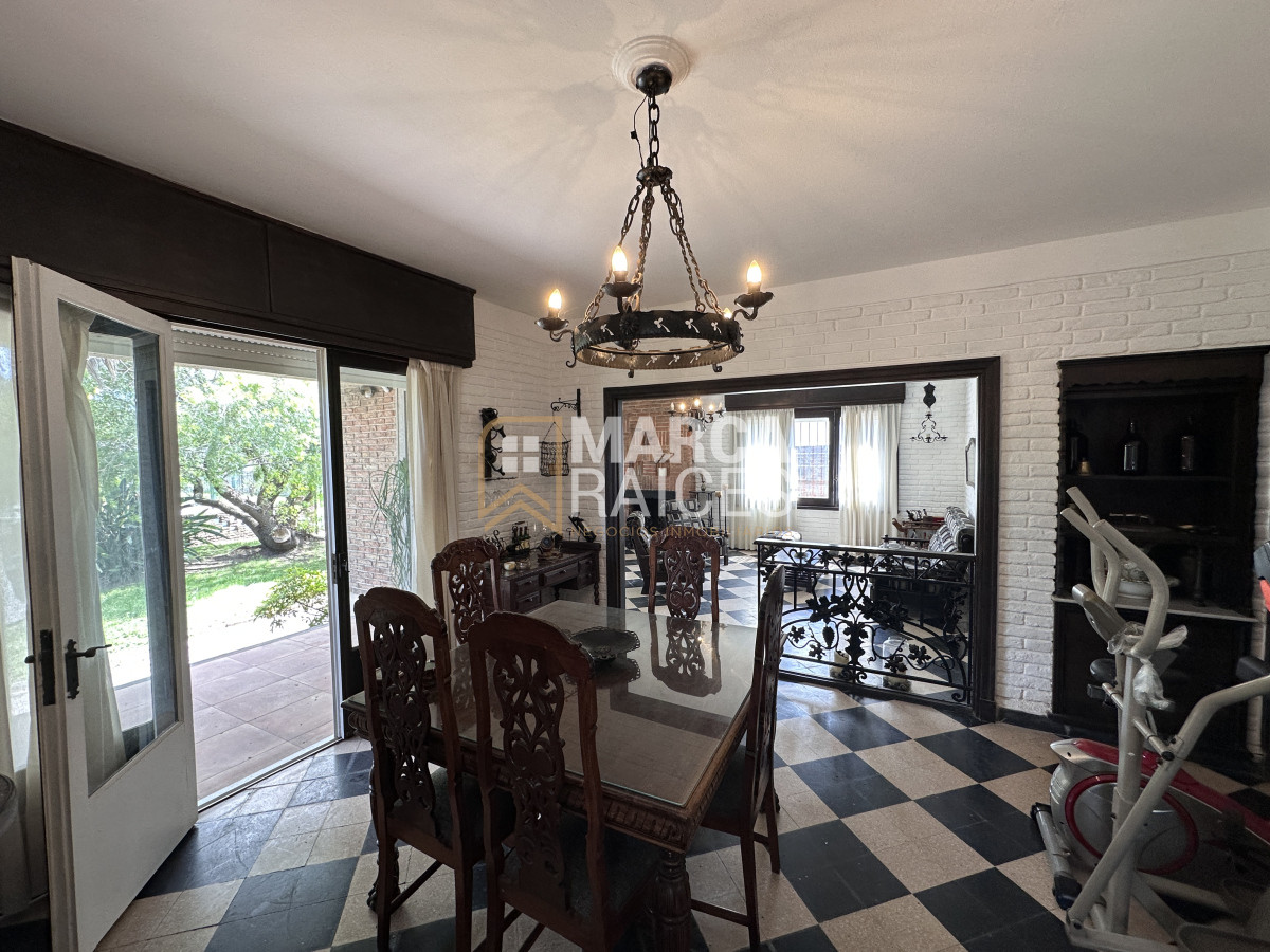 Casa ID.1076 - Casa En Venta 2 Plantas Unica Con Esta Construccion Equipada Terreno 950 m2 Mucha Seguridad Posibilidad de 2 Casas Piedras Blancas Montevideo