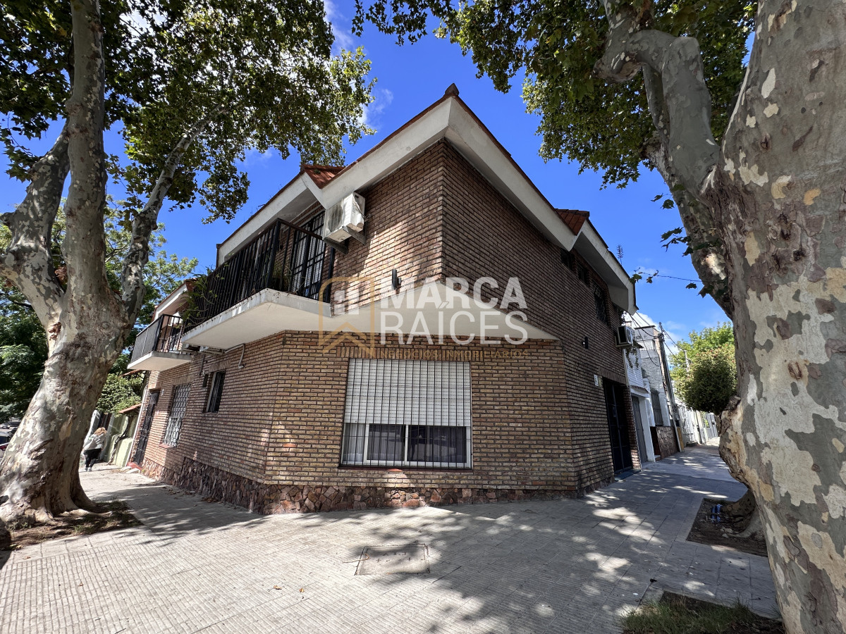 Casa ID.1073 - Venta Casa 4 Dormitorios 3 Baños Patio con Parrillero Parque Batlle Montevideo