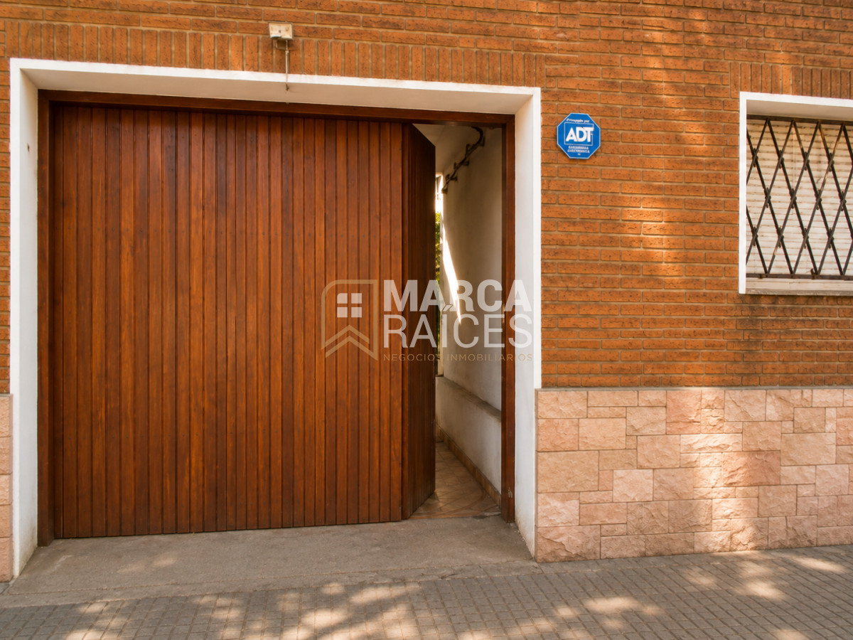 Casa ID.2027 - Venta Casa 3 Dormitorios 2 Baños Garage Patio Parrillero La Comercial Montevideo