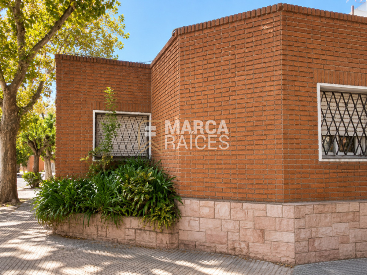 Casa ID.2027 - Venta Casa 3 Dormitorios 2 Baños Garage Patio Parrillero La Comercial Montevideo