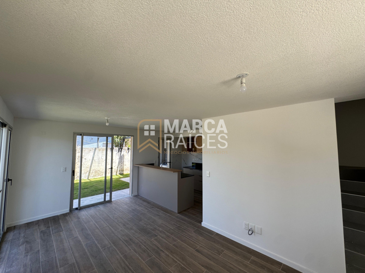 Casa ID.1810 - Venta Casa 3 Dormitorios en Ciudad de la Costa - Jardín Privado - Ley de Vivienda Promovida Aptas Banco Cochera Doble Canelones