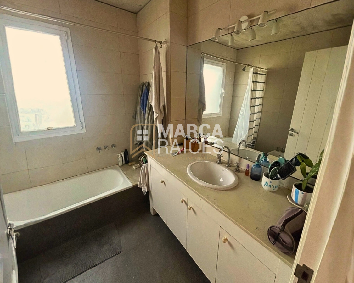 Casa ID.1800 - Casa en Venta Premium de 2 Pisos 4 Dormitorios 4 Baños Doble Garage Altos de La Tahona