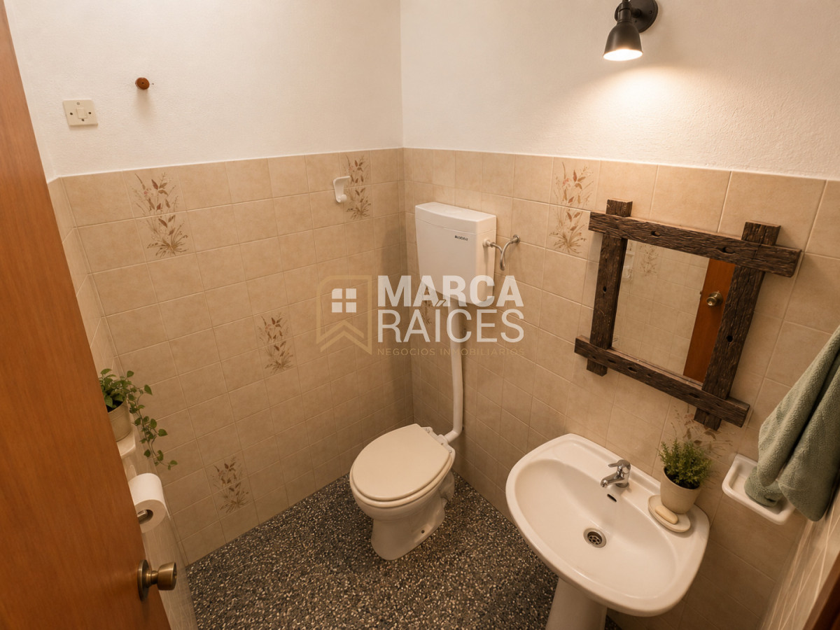 Casa ID.2027 - Venta Casa 3 Dormitorios 2 Baños Garage Patio Parrillero La Comercial Montevideo