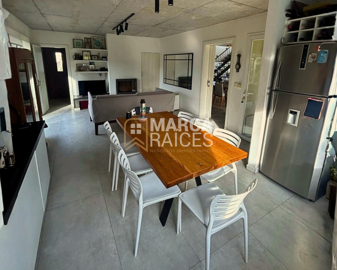 Casa ID.1800 - Casa en Venta Premium de 2 Pisos 4 Dormitorios 4 Baños Doble Garage Altos de La Tahona