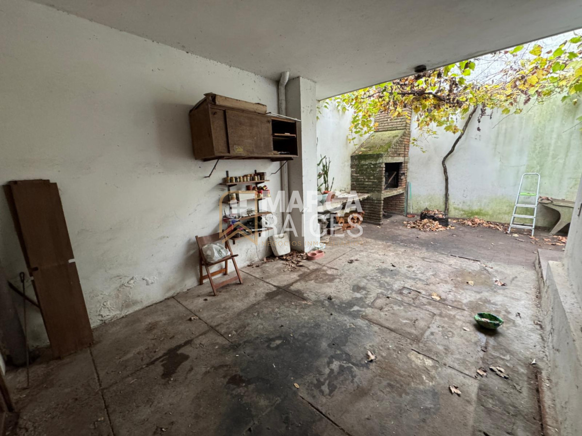 Casa ID.2027 - Venta Casa 3 Dormitorios 2 Baños Garage Patio Parrillero La Comercial Montevideo