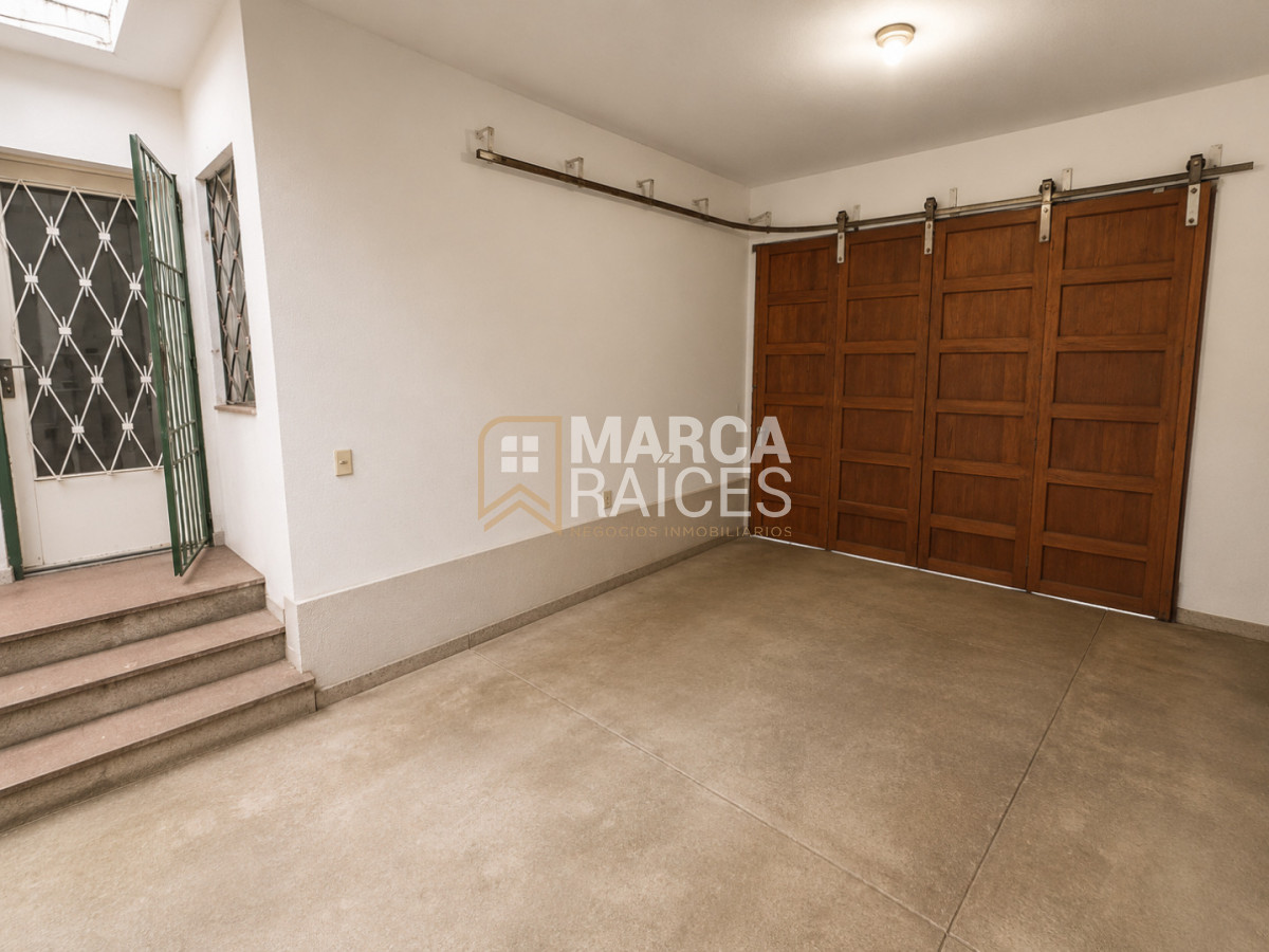Casa ID.2027 - Venta Casa 3 Dormitorios 2 Baños Garage Patio Parrillero La Comercial Montevideo