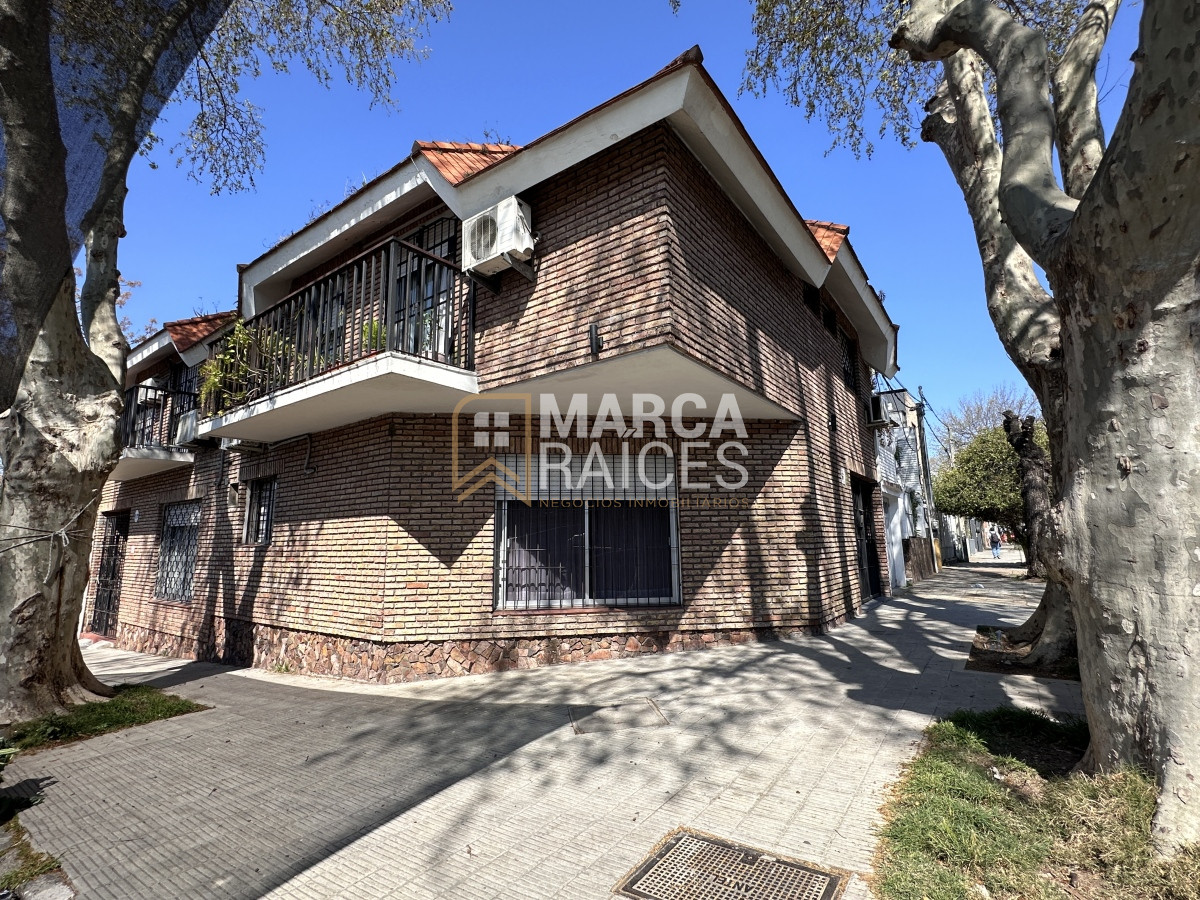 Casa ID.1073 - Venta Casa 4 Dormitorios 3 Baños Patio con Parrillero Parque Batlle Montevideo