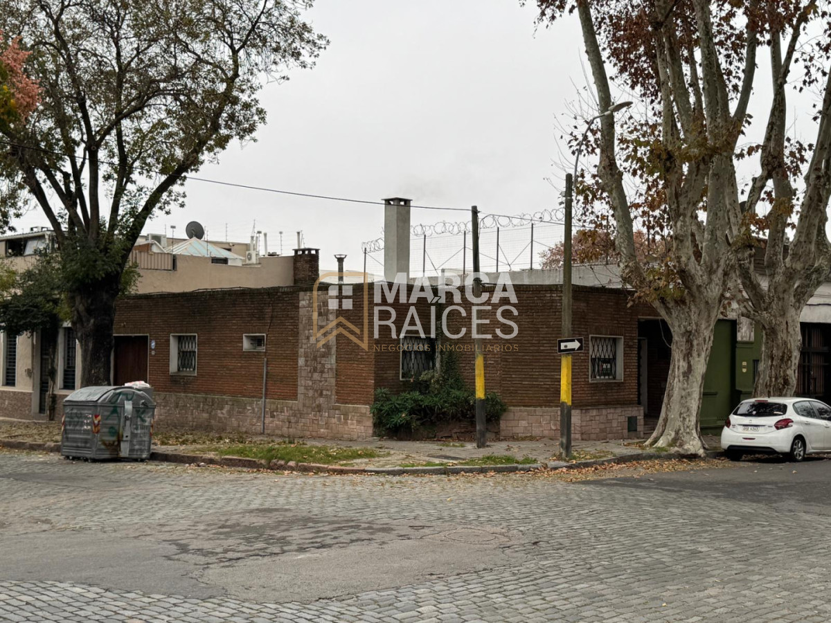 Casa ID.2027 - Venta Casa 3 Dormitorios 2 Baños Garage Patio Parrillero La Comercial Montevideo