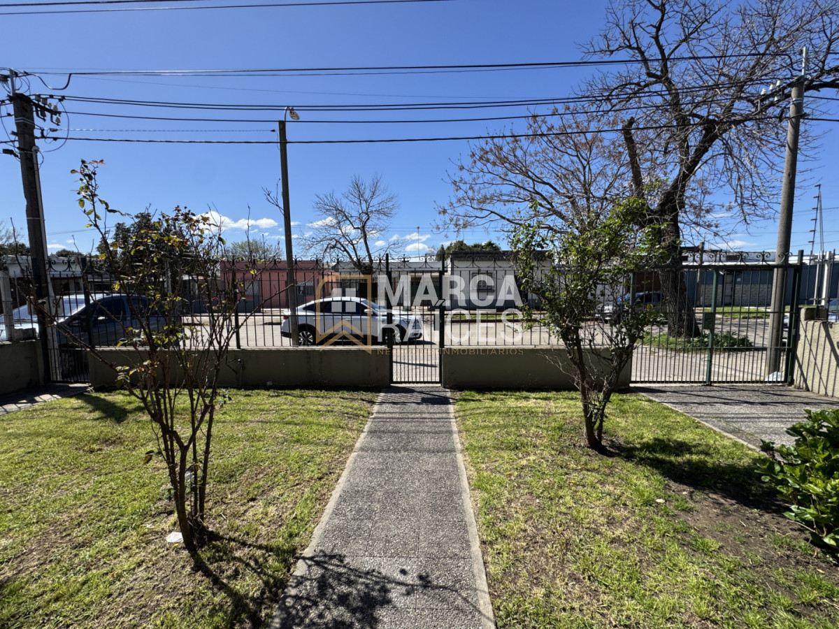 Casa ID.2763 - Venta Casa 4 Dormitorios Las Acacias, a una cuadra y media de Av. General Flores Montevideo