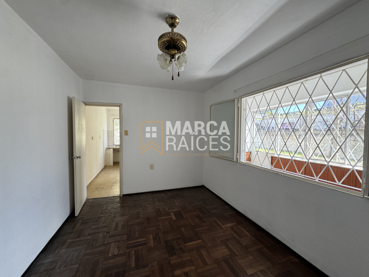 Casa ID.2763 - Venta Casa 4 Dormitorios Las Acacias, a una cuadra y media de Av. General Flores Montevideo