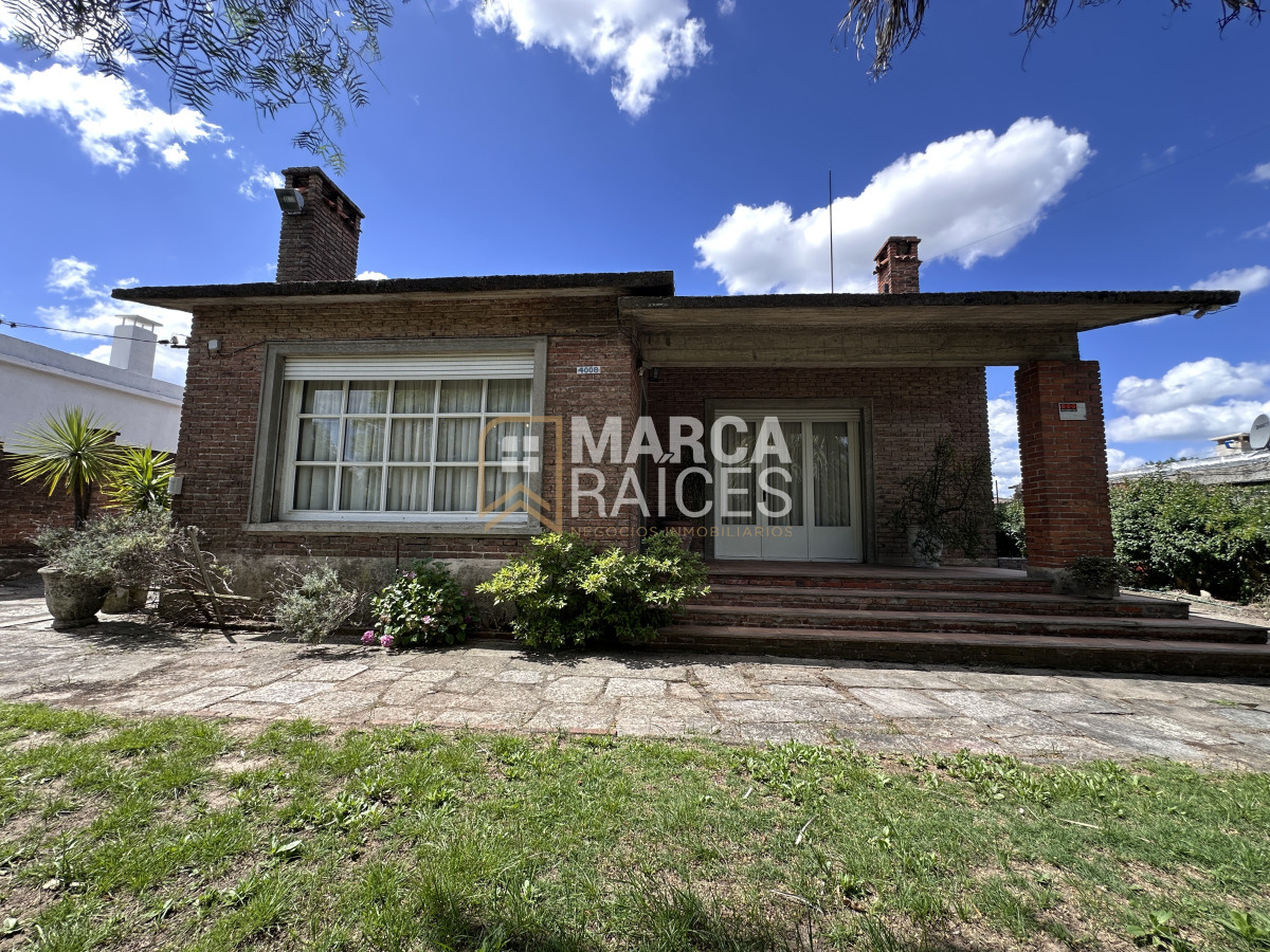 Casa ID.1076 - Casa En Venta 2 Plantas Unica Con Esta Construccion Equipada Terreno 950 m2 Mucha Seguridad Posibilidad de 2 Casas Piedras Blancas Montevideo
