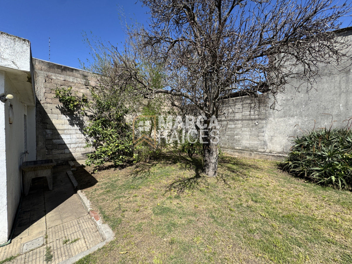Casa ID.2763 - Venta Casa 4 Dormitorios Las Acacias, a una cuadra y media de Av. General Flores Montevideo