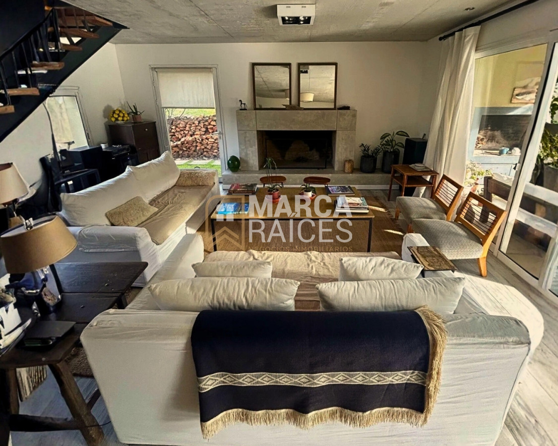 Casa ID.1800 - Casa en Venta Premium de 2 Pisos 4 Dormitorios 4 Baños Doble Garage Altos de La Tahona