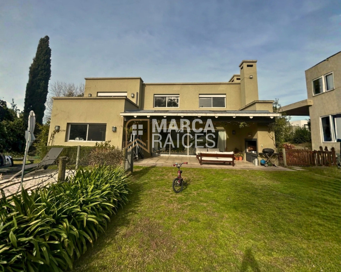 Casa ID.1800 - Casa en Venta Premium de 2 Pisos 4 Dormitorios 4 Baños Doble Garage Altos de La Tahona