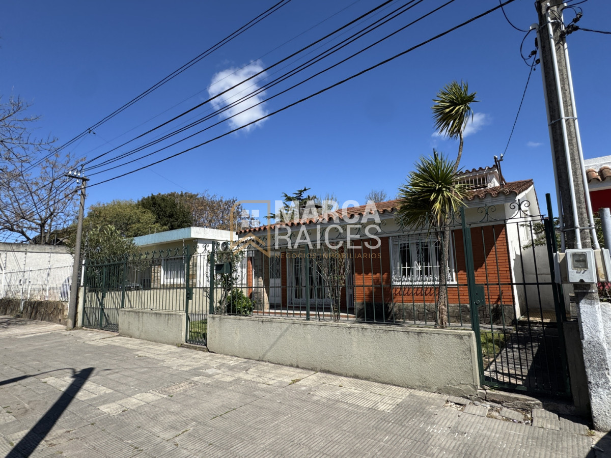 Casa ID.2763 - Venta Casa 4 Dormitorios Las Acacias, a una cuadra y media de Av. General Flores Montevideo