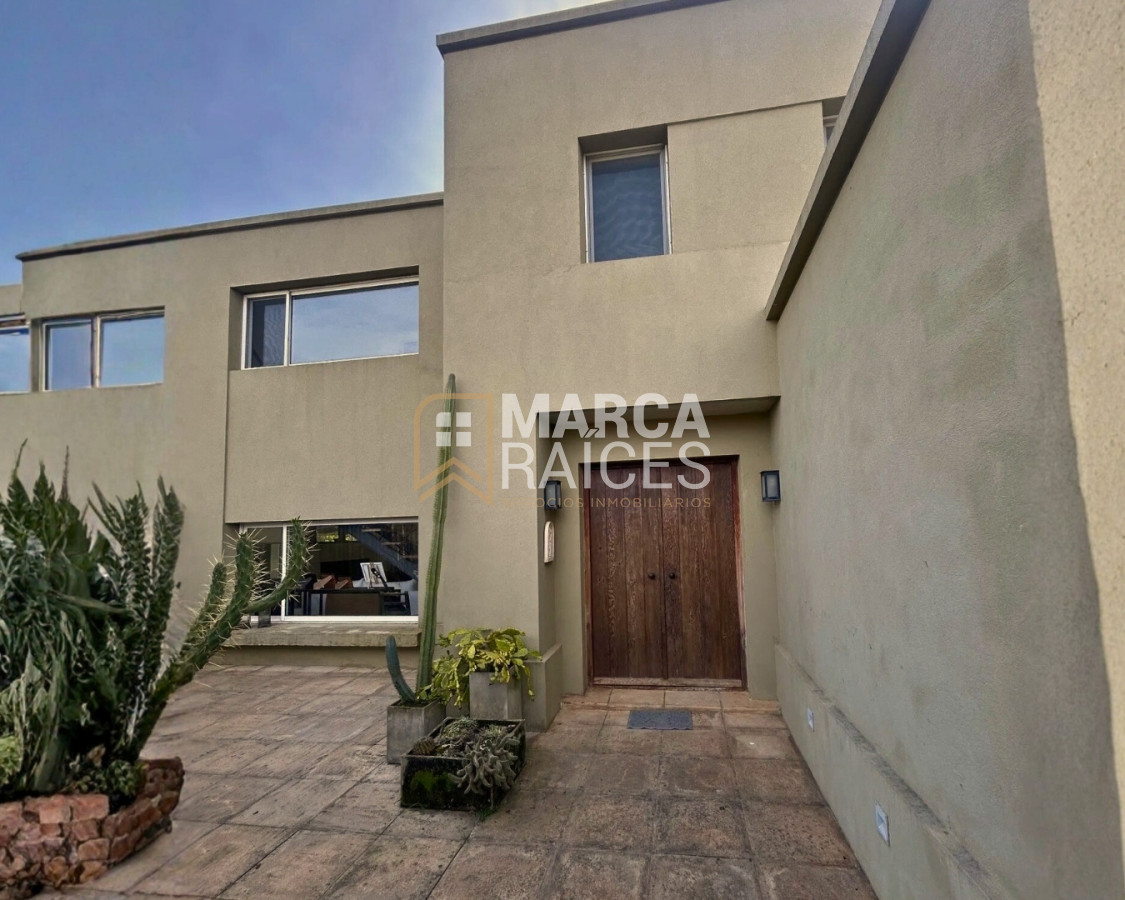 Casa ID.1800 - Casa en Venta Premium de 2 Pisos 4 Dormitorios 4 Baños Doble Garage Altos de La Tahona