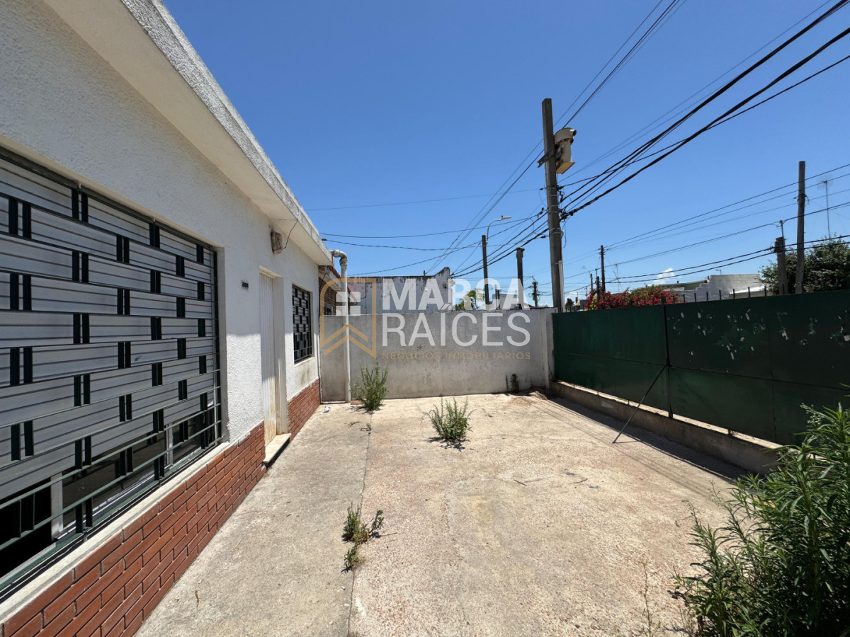 Casa ID.1776 - Alquiler Casa 3 Dormitorios Cocina Definida Living Amplio con Estufa a Leña Cochera Las Acacias Montevideo