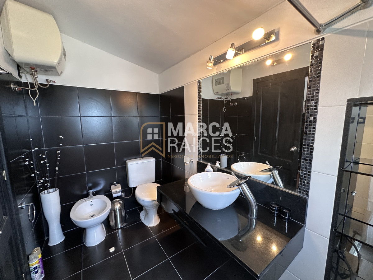 Casa ID.1076 - Casa En Venta 2 Plantas Unica Con Esta Construccion Equipada Terreno 950 m2 Mucha Seguridad Posibilidad de 2 Casas Piedras Blancas Montevideo