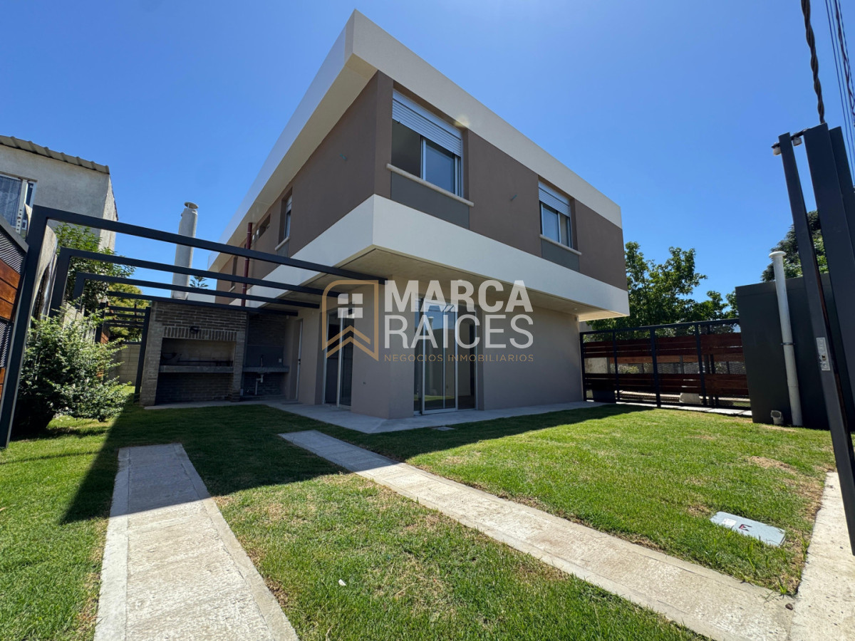 Casa ID.1810 - Venta Casa 3 Dormitorios en Ciudad de la Costa - Jardín Privado - Ley de Vivienda Promovida Aptas Banco Cochera Doble Canelones