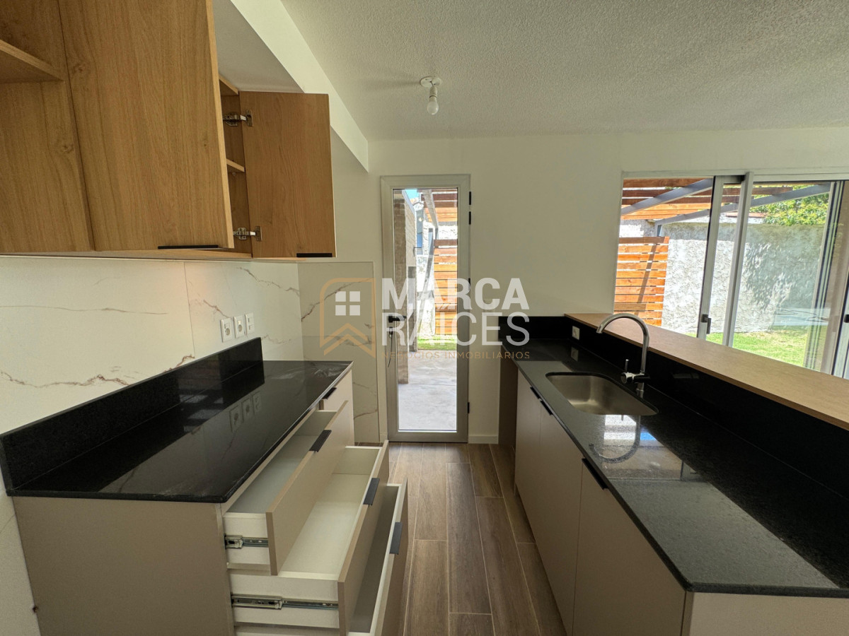 Casa ID.1810 - Venta Casa 3 Dormitorios en Ciudad de la Costa - Jardín Privado - Ley de Vivienda Promovida Aptas Banco Cochera Doble Canelones