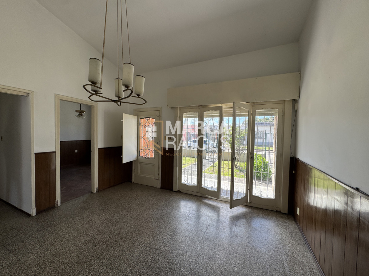 Casa ID.2763 - Venta Casa 4 Dormitorios Las Acacias, a una cuadra y media de Av. General Flores Montevideo