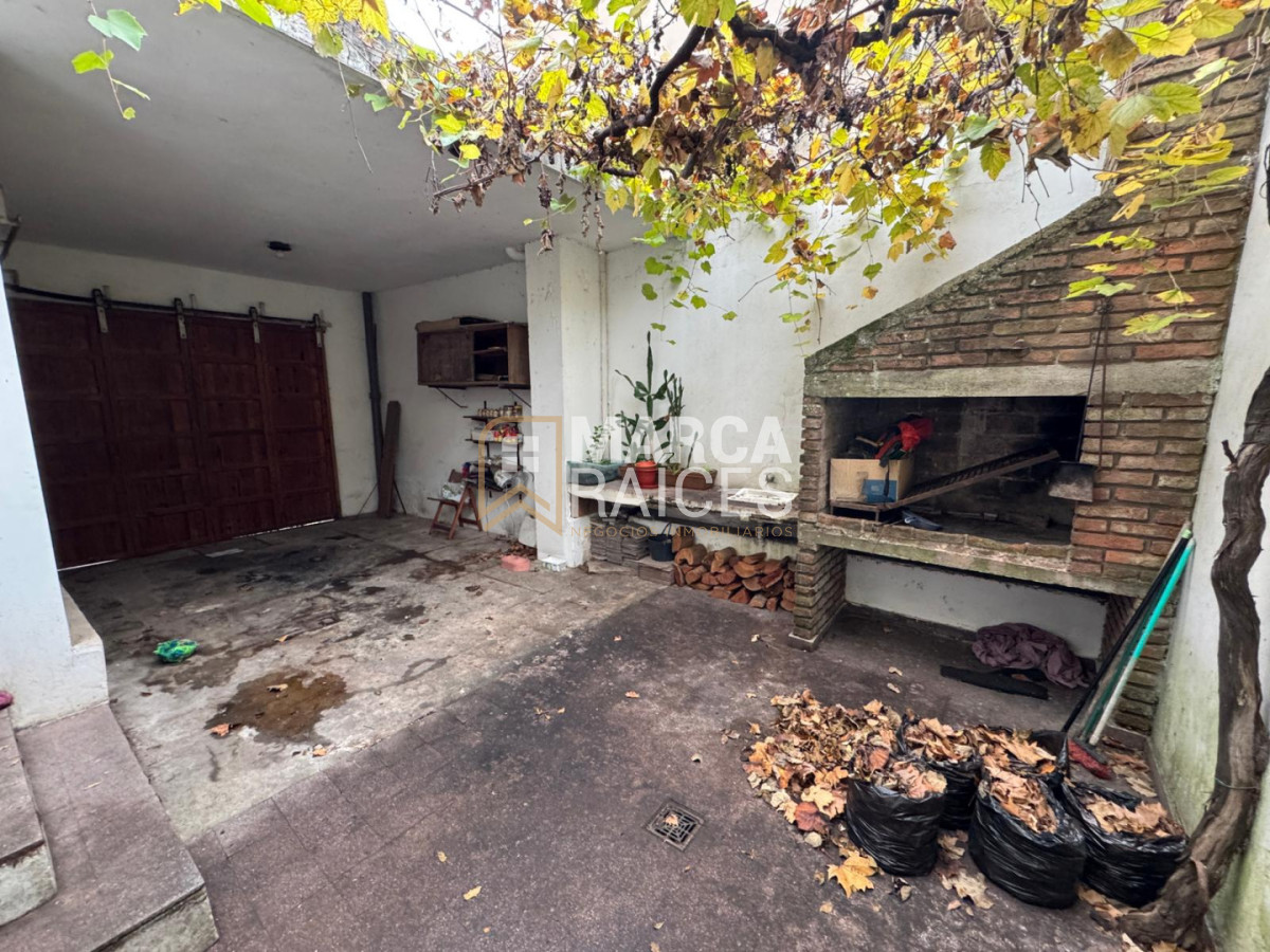Casa ID.2027 - Venta Casa 3 Dormitorios 2 Baños Garage Patio Parrillero La Comercial Montevideo