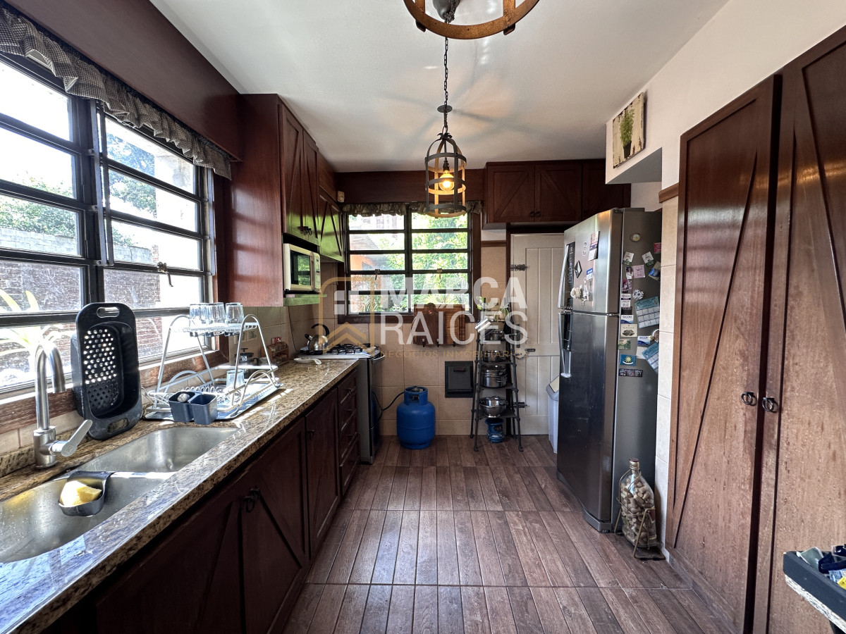 Casa ID.1076 - Casa En Venta 2 Plantas Unica Con Esta Construccion Equipada Terreno 950 m2 Mucha Seguridad Posibilidad de 2 Casas Piedras Blancas Montevideo