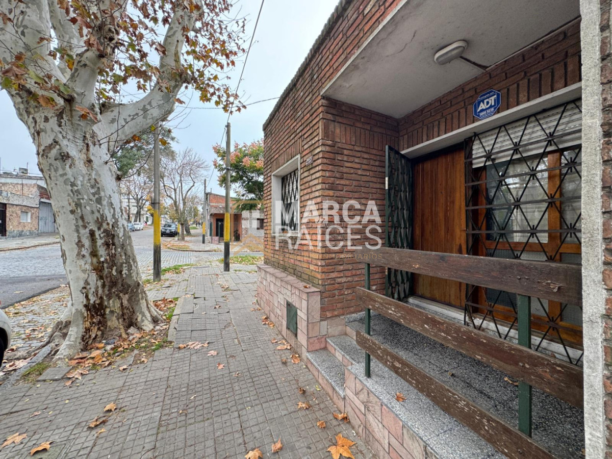 Casa ID.2027 - Venta Casa 3 Dormitorios 2 Baños Garage Patio Parrillero La Comercial Montevideo