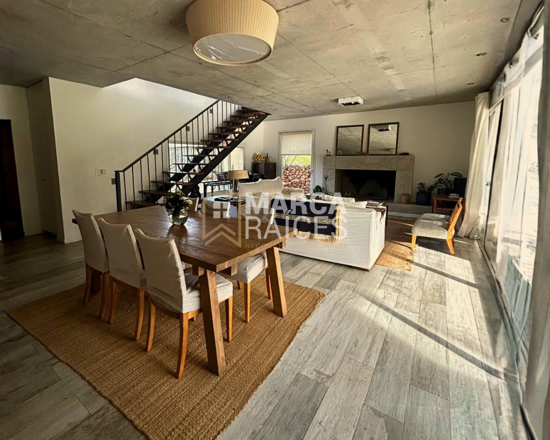 Casa ID.1800 - Casa en Venta Premium de 2 Pisos 4 Dormitorios 4 Baños Doble Garage Altos de La Tahona