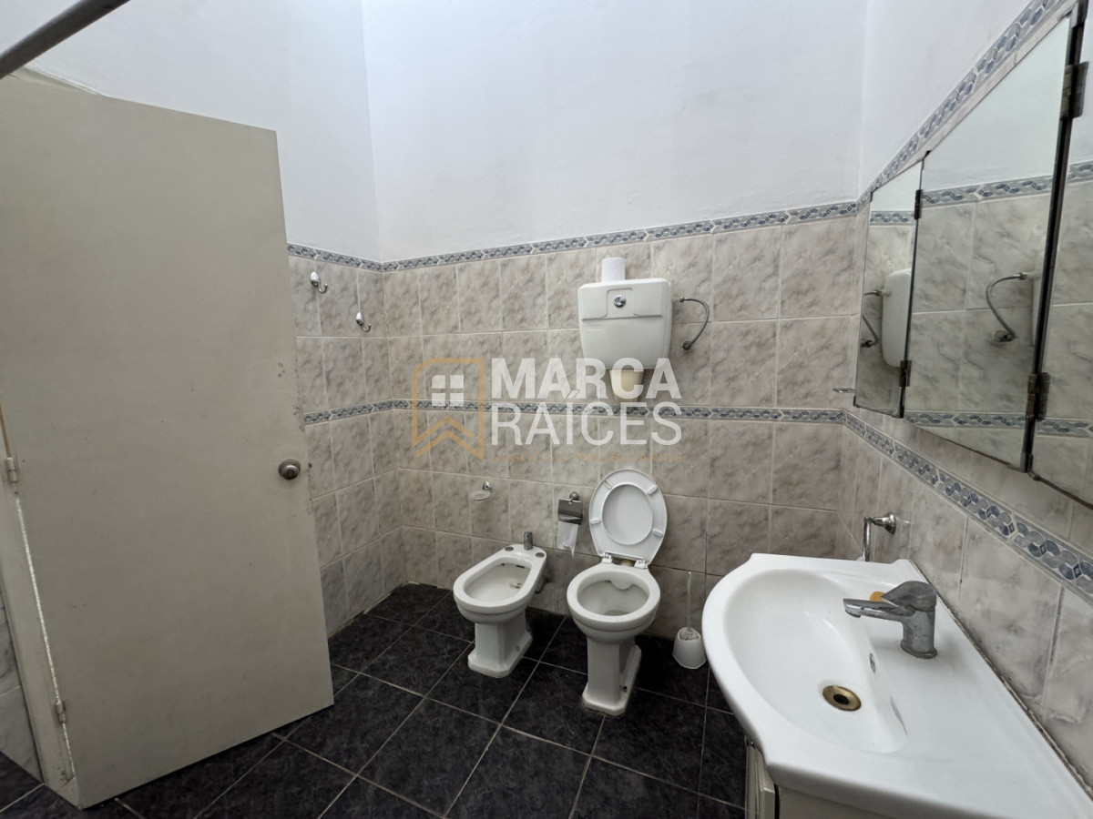 Casa ID.2763 - Venta Casa 4 Dormitorios Las Acacias, a una cuadra y media de Av. General Flores Montevideo
