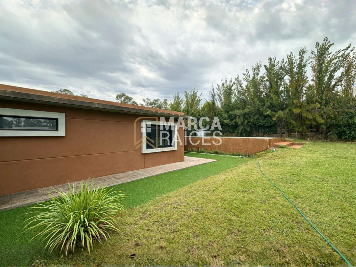 Casa ID.1721 - Venta Casa Premium 4 Dormitorios 2 Baños Cumbres de Carrasco (Barrio Privado) Canelones