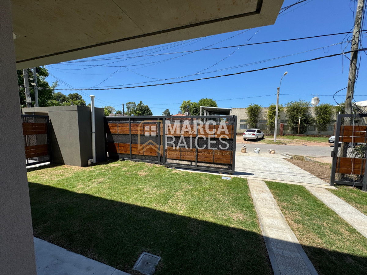 Casa ID.1810 - Venta Casa 3 Dormitorios en Ciudad de la Costa - Jardín Privado - Ley de Vivienda Promovida Aptas Banco Cochera Doble Canelones