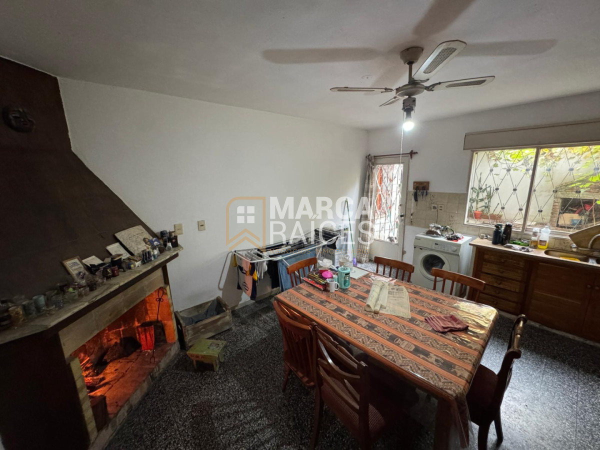 Casa ID.2027 - Venta Casa 3 Dormitorios 2 Baños Garage Patio Parrillero La Comercial Montevideo