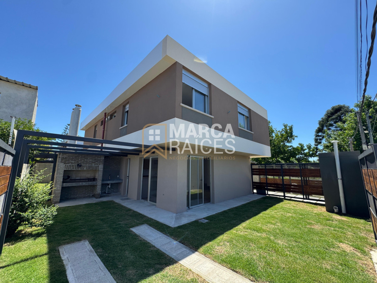 Casa ID.1810 - Venta Casa 3 Dormitorios en Ciudad de la Costa - Jardín Privado - Ley de Vivienda Promovida Aptas Banco Cochera Doble Canelones