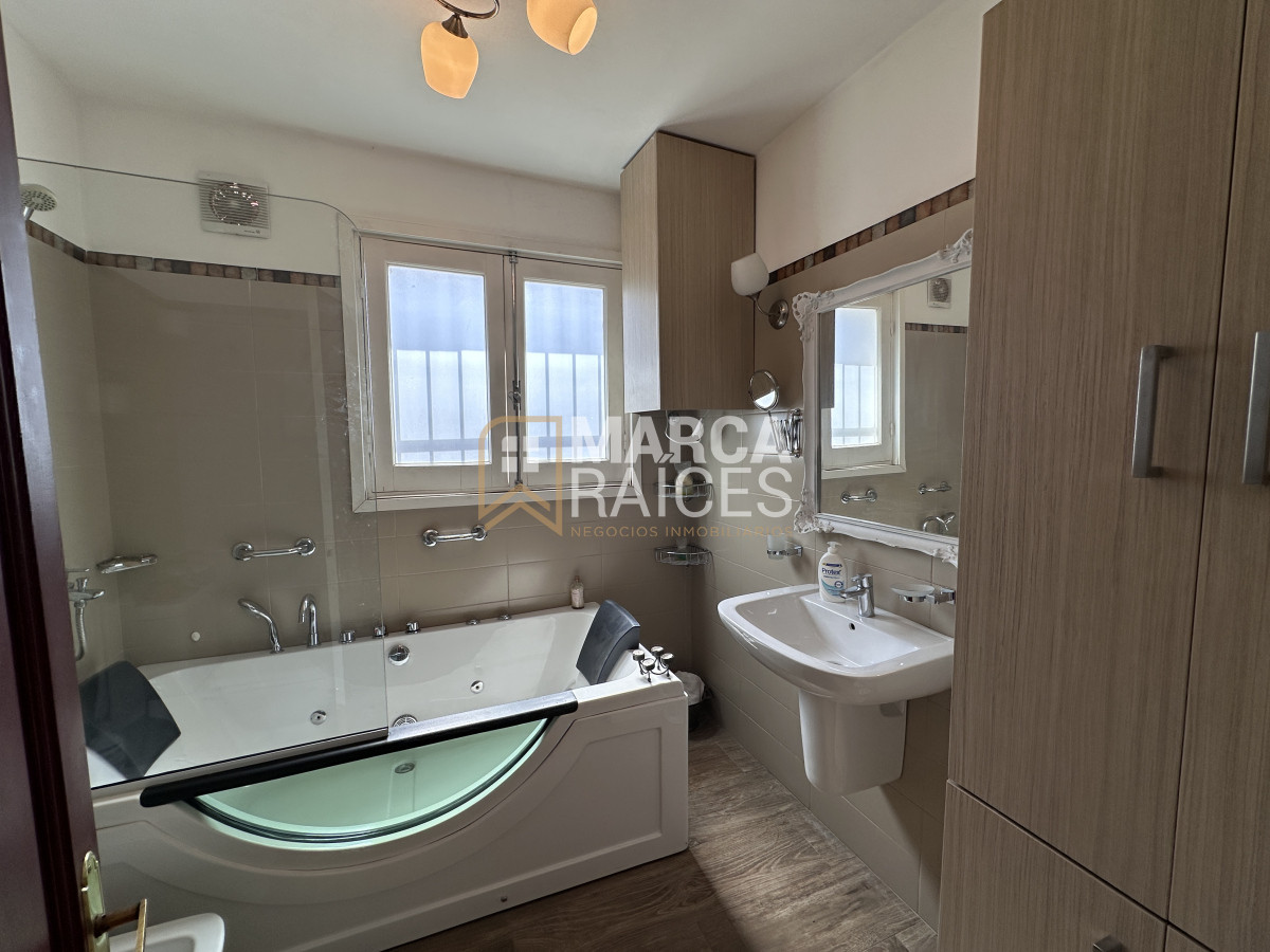 Casa ID.1076 - Casa En Venta 2 Plantas Unica Con Esta Construccion Equipada Terreno 950 m2 Mucha Seguridad Posibilidad de 2 Casas Piedras Blancas Montevideo