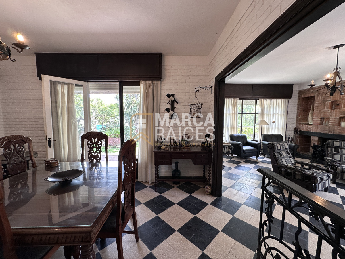 Casa ID.1076 - Casa En Venta 2 Plantas Unica Con Esta Construccion Equipada Terreno 950 m2 Mucha Seguridad Posibilidad de 2 Casas Piedras Blancas Montevideo